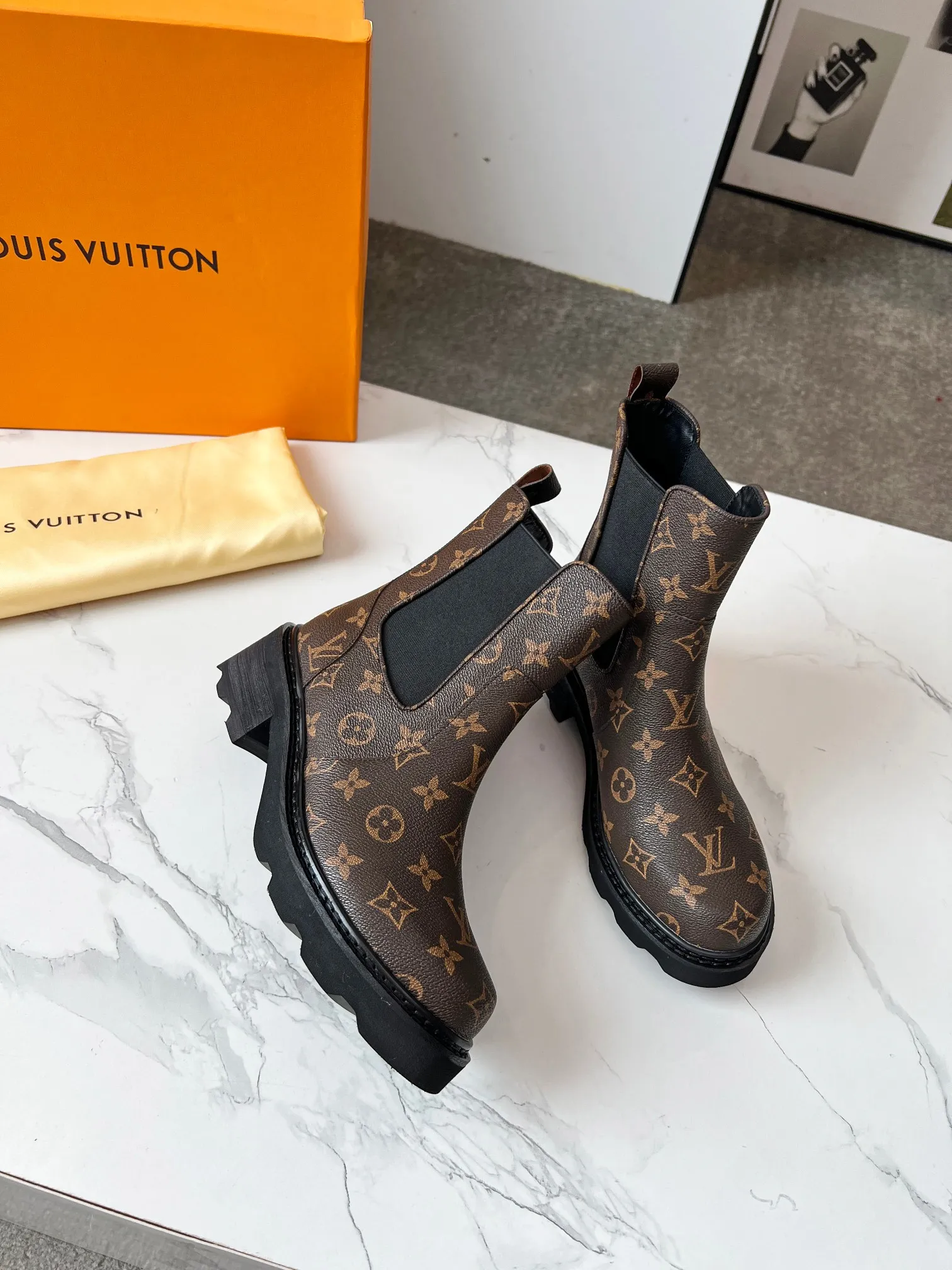 👟👟Ex-factory price 540👟👟 LOUS VUITON 🔥🔥🔥️ The latest short boots model from Louis Vuit 2025 official website, official website 💯 original version 1:1. LV Beaubourg uses calfskin to present a Chelsea-style upper, with a lightweight thick sole. Monogram canvas trim and contrast stitching outline the elastic side panels and seams respectively, cleverly interpreting the balance of strength and softness. It is a fashionable short boot that is comfortable and generous, versatile and very good-looking. Upper: Full-grain calfskin. Lining feet: sheepskin. Color: black/coffee, 35 to 40 yards, (414243 yards can be customized without return or exchange) Bosses are welcome to place orders